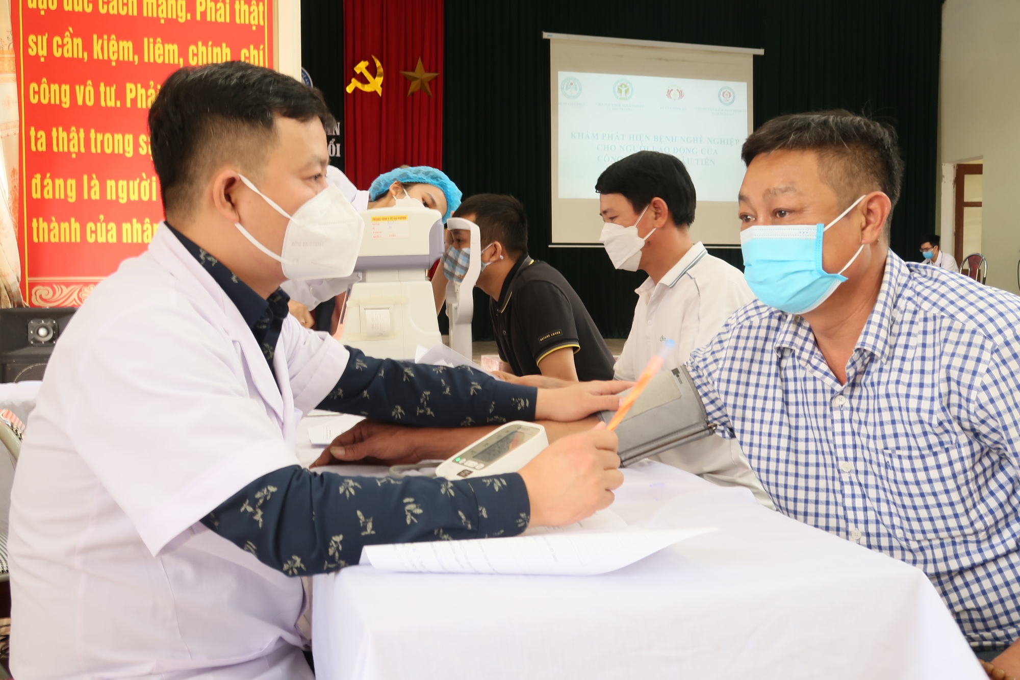 Đoàn y tế kiểm tra bệnh nghề nghiệp cho công nhân Công ty Châu Tiến